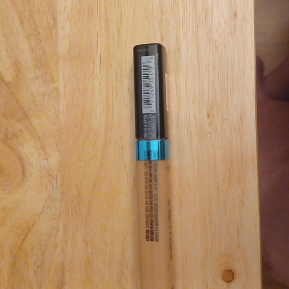 L'Oreal Infallible Pro-Glow Concealer Brand New #02 Creamy Natural - Picture 2 of 3